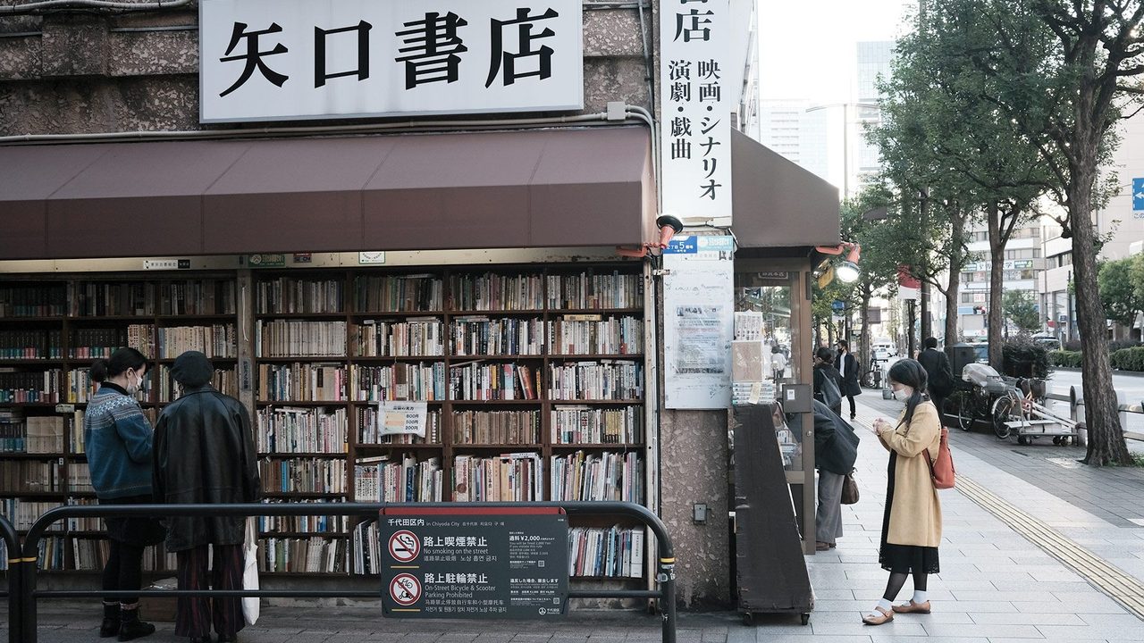 论吨买书!日本二手书店销量暴涨5倍,幕后"大买家"疑为海外AI巨头