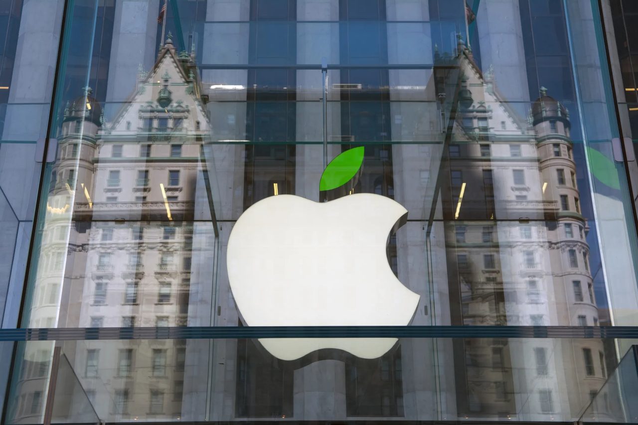 传iPhone 20 Pro明年以一体化玻璃机身亮相,或配iPhone史上最大屏幕