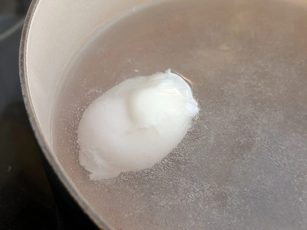 下锅前先过一遍筛:鸡蛋高手的独门诀窍,终结软塌塌的水波蛋