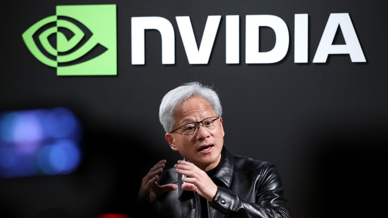 Jensen Huang:不安全的前沿AI实验室就该关停,监管呼声只是“干扰”