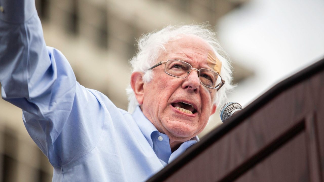 Bernie Sanders 与 Steve Bannon 在 AI 监管上罕见联手:参议员剑指超级智能禁令