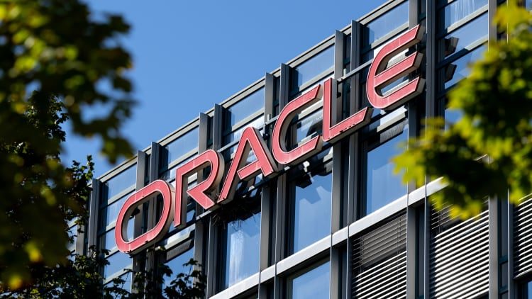 Oracle AI基建单季斩获74亿美元营收,自由现金流却拖了后腿