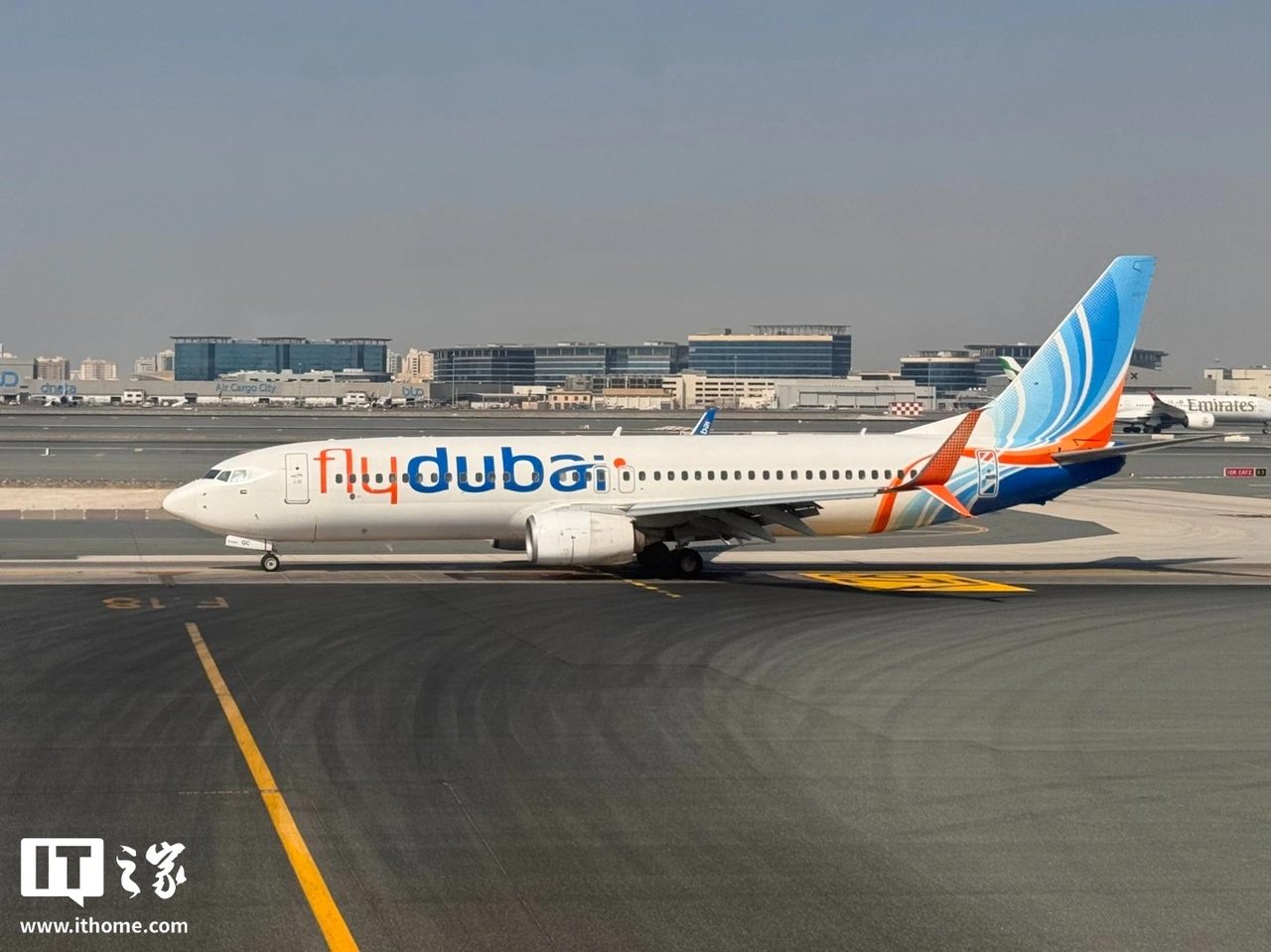 看纪录片学会拉杆:迪拜航空舱内袭击,一乘客助 174 人脱险
