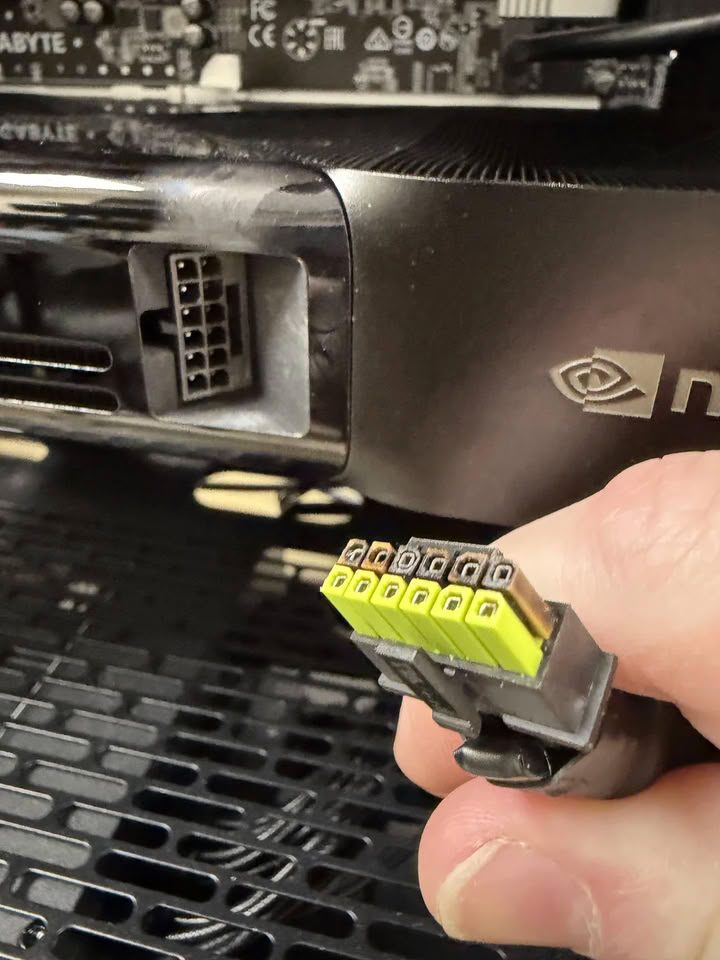 TempGuard未能救场:1.5万美元RTX PRO 6000平台16-pin接口电源侧熔毁