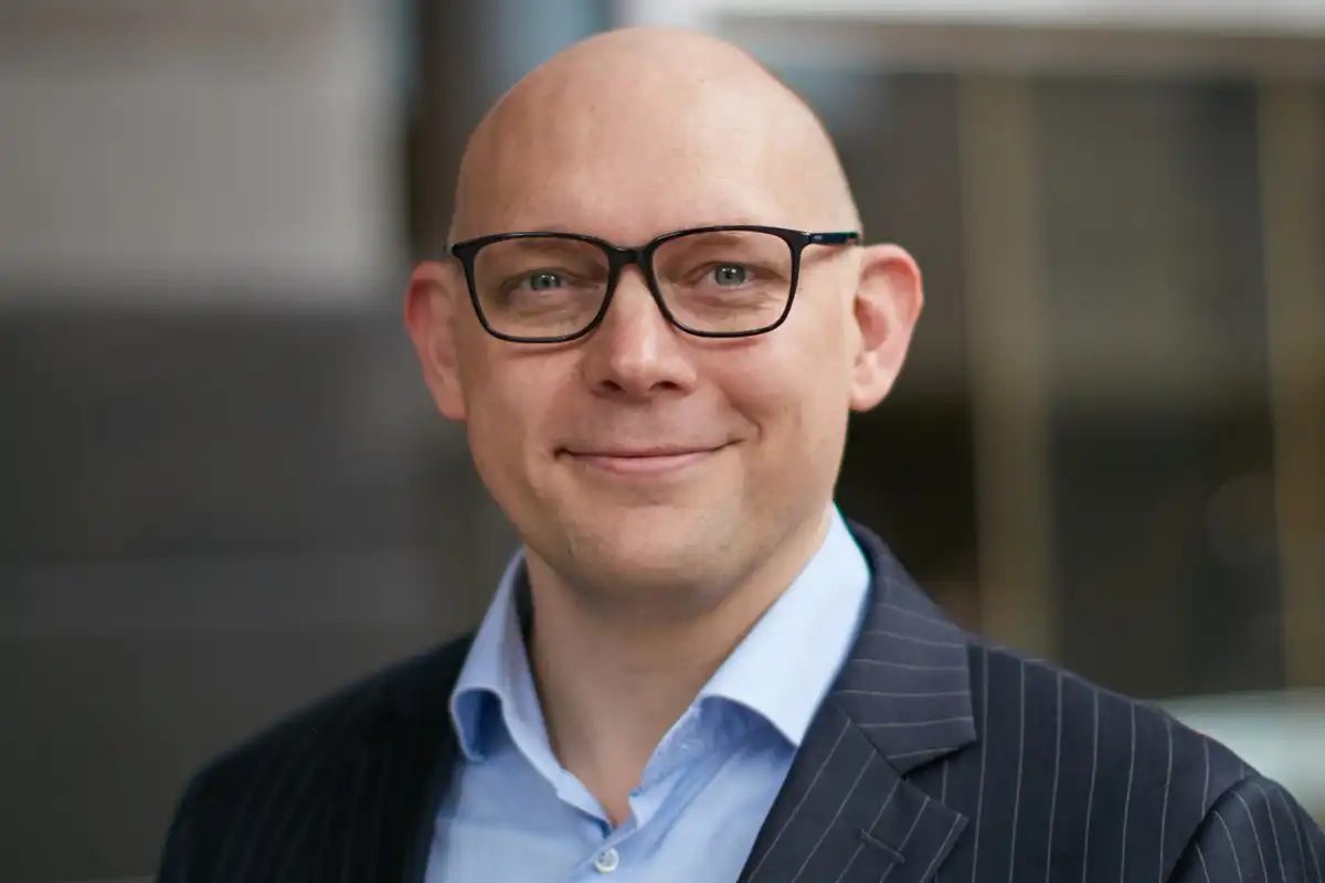 KPMG合伙人John Kirk:企业铺开AI智能体,治理基础必须先行