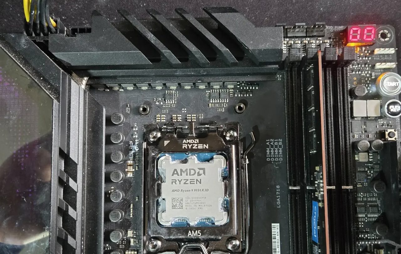 换上 ASUS 主板不到一小时,AMD Ryzen 9 9950X3D 疑似损坏