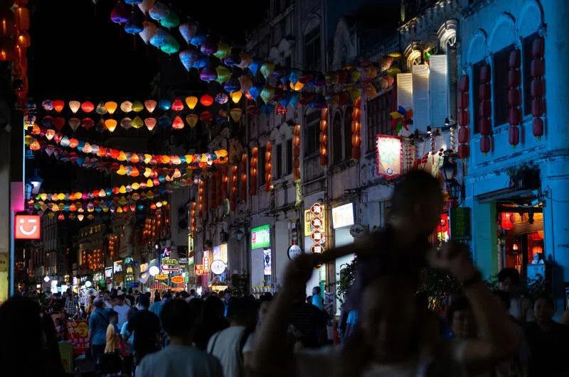 中国消费股半年跌18%至十年低点 资金转向AI受益股