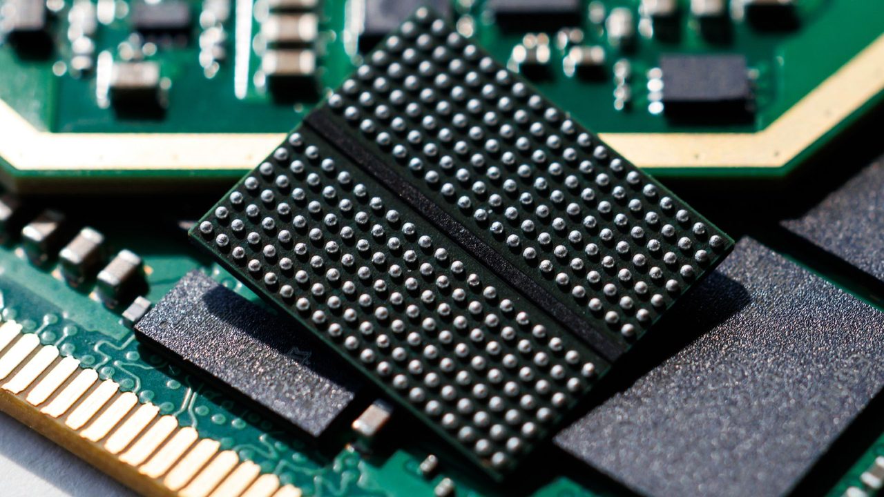 AI基建浪潮挤压NOR Flash与SLC NAND:产能转向高利润芯片,日常电子产品面临“严重供应不足”