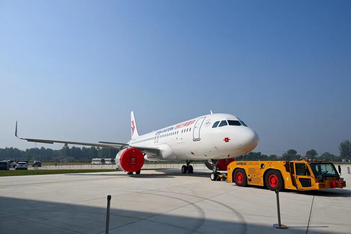 空姐一跪激起舆论风暴 东航五天后报案并暂停涉事乘客乘机