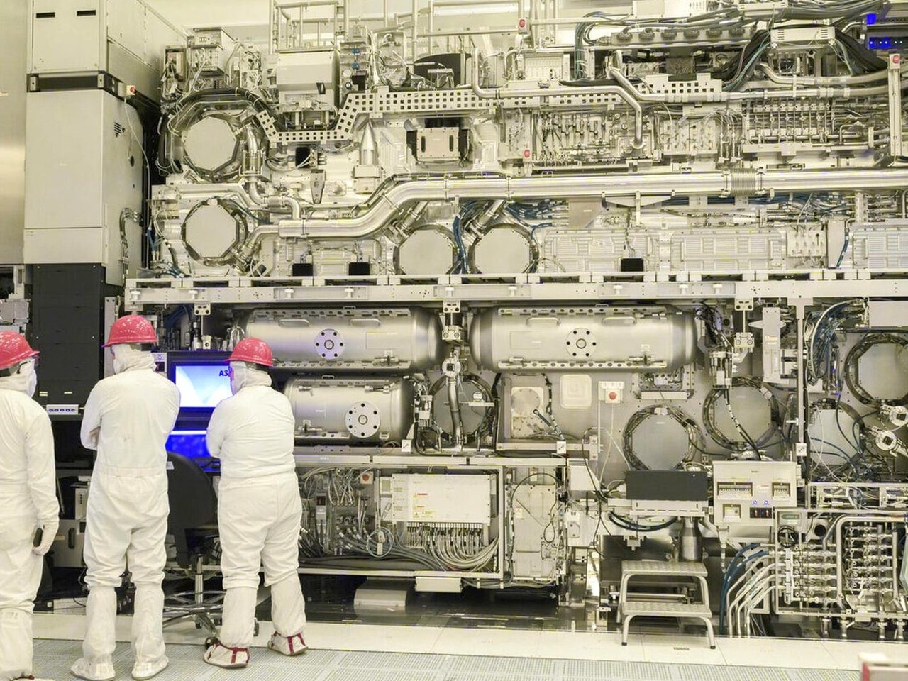 Intel Foundry携手ASML:High-NA EUV晶圆处理量突破百万片大关