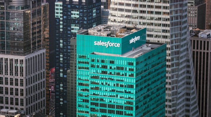 Salesforce推出销售与客服AI智能体,新版Agentforce Coworker同场亮相